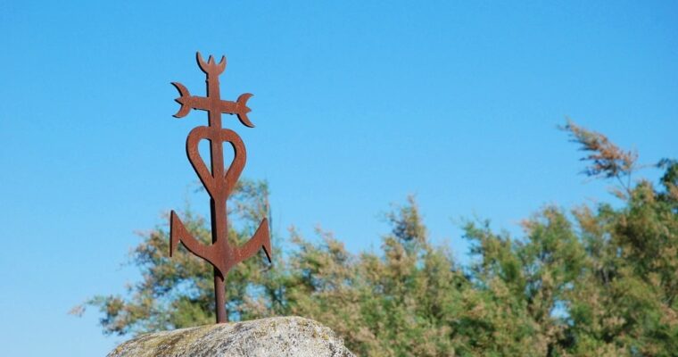 Cross of the Camargue: the cross that unites the symbols of the theological virtues