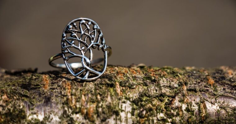 Jewellery with the Tree of Life: Why and When to give