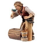 boy at the fountain in painted wood for 11 cm rainell nativity scene val gardena (1)